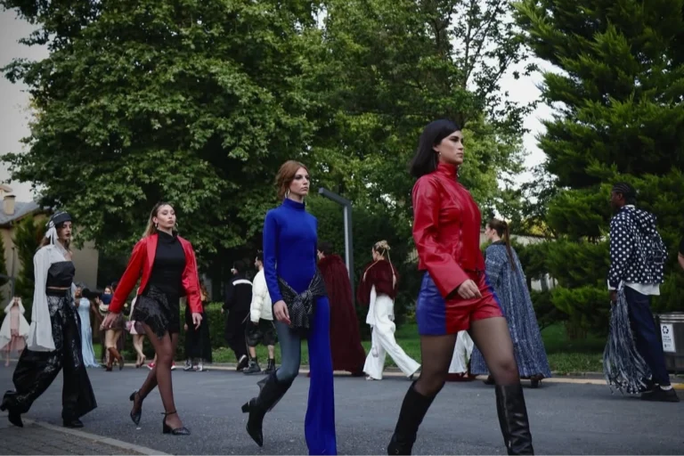 İstanbul Bilgi Üniversitesi Tekstil ve Moda Tasarımı Bölümü mezuniyet defilesinden bir kare