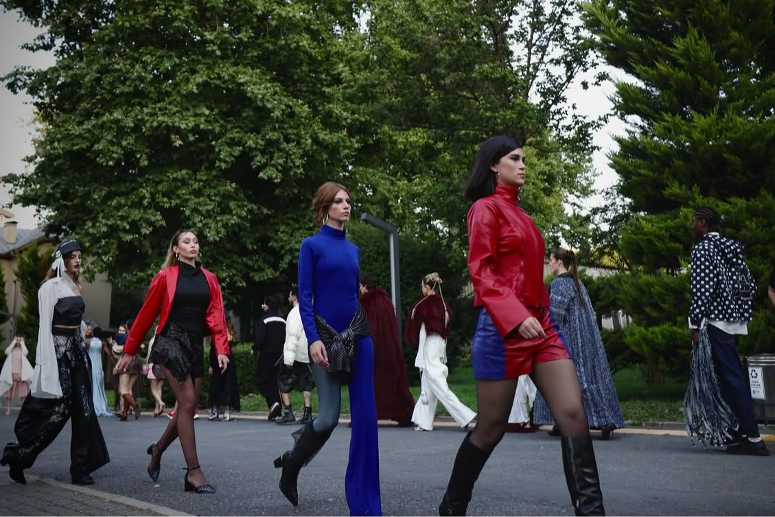 İstanbul Bilgi Üniversitesi Tekstil ve Moda Tasarımı Bölümü mezuniyet defilesinden bir kare