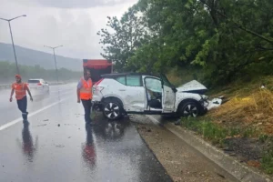 Anadolu Otoyolu Düzce geçişinde yağış nedeniyle kontrolden çıkan otomobilin karıştığı kaza