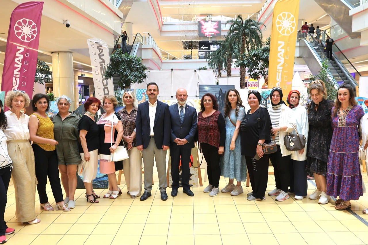 Kocasinan Akademi yıl sonu sergisinden genel görünüm, kursiyerlerin el emeği ürünleri sergileniyor.