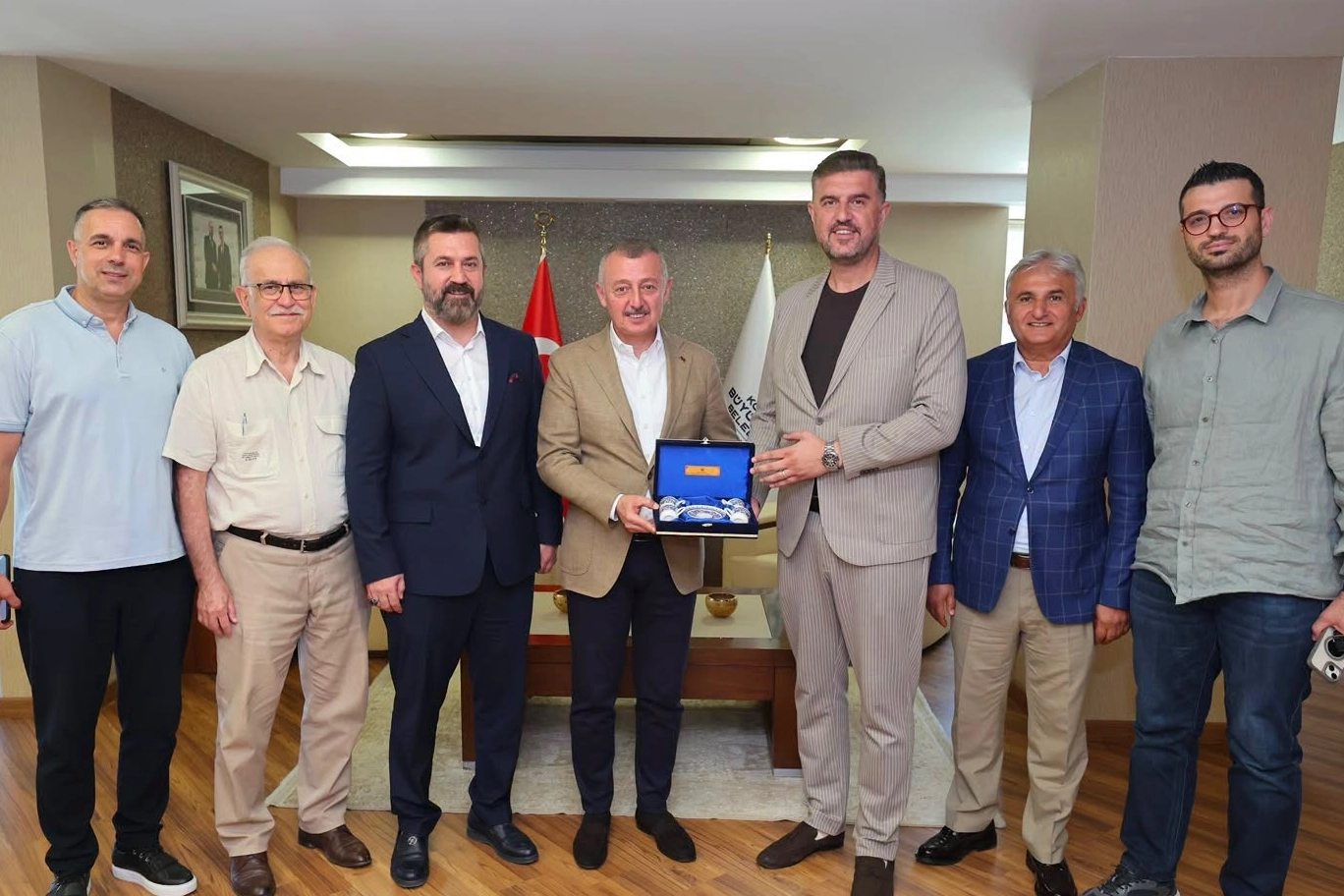 Kocaeli Büyükşehir Belediye Başkanı Tahir Büyükakın, sivil toplum kuruluşlarının temsilcilerini ağırladı ve istişarelerin önemini vurguladı.