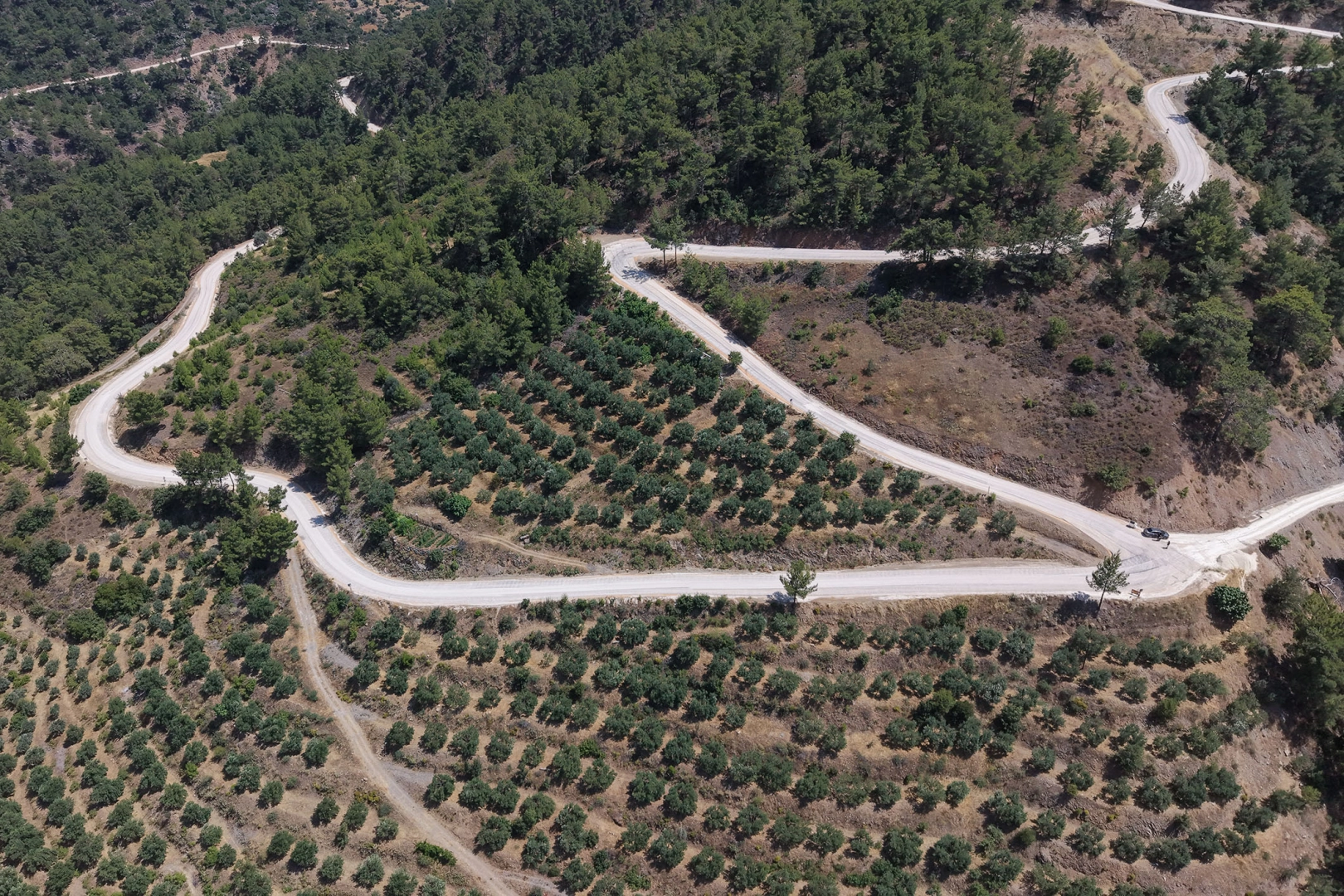 Mersin Büyükşehir Belediyesi ekipleri Silifke'de stabilize bir yolu asfaltlıyor