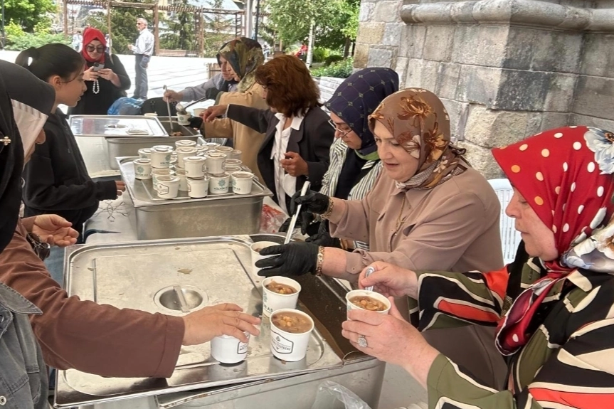 Erzurum Kent Konseyi tarafından Muharrem ayı dolayısıyla düzenlenen aşure ikramı etkinliği