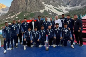 Kocaeli Büyükşehir Belediyesi Kağıtsporlu güreşçi, judocu ve karateci sporcuların kürsüde madalya alırken çekilmiş toplu fotoğrafı.
