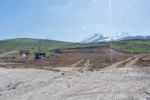 Erciyes Kayak Merkezi'nde kış sezonu hazırlıkları kapsamında yeni yürüyen bant tesisi inşa ediliyor.