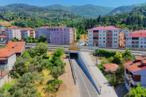 Kocaeli Gölcük Ulaşlı Alt Geçidi'nin trafiğe açılmasını gösteren görsel