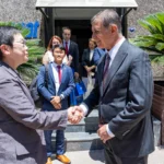 İzmir Büyükşehir Belediye Başkanı Dr. Cemil Tugay, Singapur Büyükelçisi Li Peng Kok'u ağırlayarak EXPO 2027 ve İEF için davette bulundu.