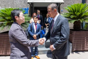 İzmir Büyükşehir Belediye Başkanı Dr. Cemil Tugay, Singapur Büyükelçisi Li Peng Kok'u ağırlayarak EXPO 2027 ve İEF için davette bulundu.