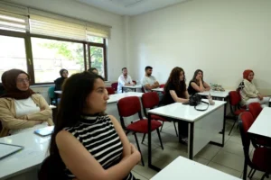 KAYMEK tarafından düzenlenen ücretsiz İngilizce ve Almanca Konuşma Kulübü'ne katılan kursiyerler