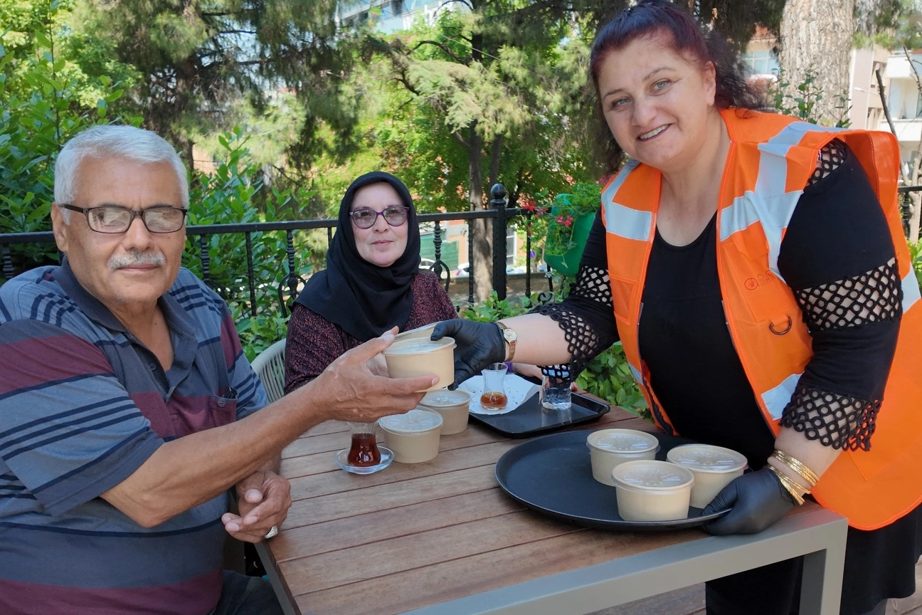 Kocaeli'de Anne Şehir Gönüllüleri, Muharrem ayı dolayısıyla Saygınlar Kulübü üyelerine aşure ikram etti.