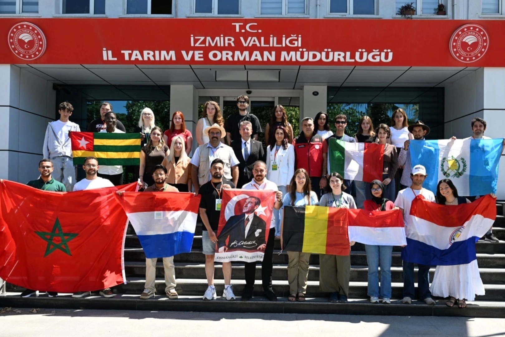 Uluslararası tarım öğrencileri ve akademisyenler İzmir İl Tarım ve Orman Müdürlüğü'nü ziyaret ediyor.