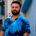 Pop sanatçısı Alp Güvenir yeni şarkısı Tuz Buz ile objektiflere gülümsüyor