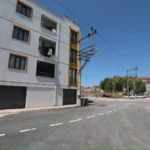 İnegöl Belediye Başkanı Alper Taban, Mesudiye Mahallesi'ndeki asfalt ve otopark çalışmalarını inceliyor.