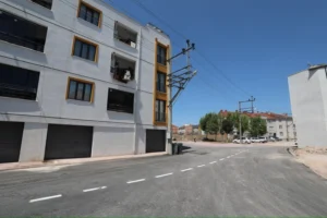 İnegöl Belediye Başkanı Alper Taban, Mesudiye Mahallesi'ndeki asfalt ve otopark çalışmalarını inceliyor.