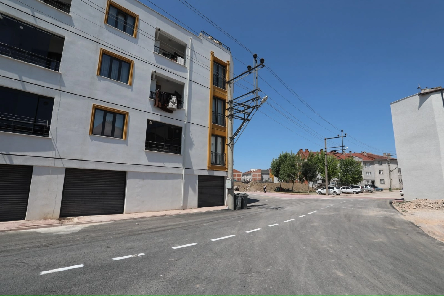 İnegöl Belediye Başkanı Alper Taban, Mesudiye Mahallesi'ndeki asfalt ve otopark çalışmalarını inceliyor.