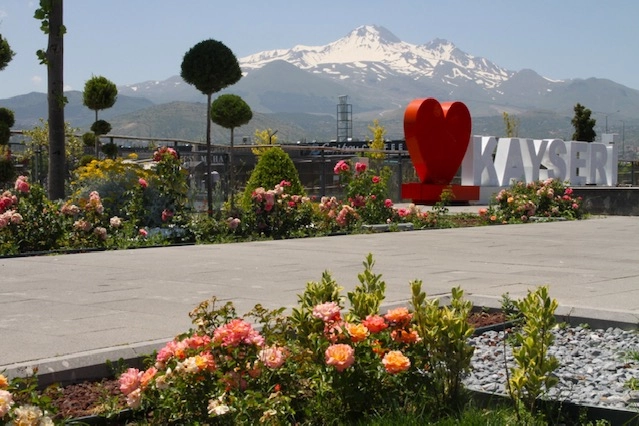 Kayseri Büyükşehir Belediyesi tarafından yürütülen yeşil alan ve çiçeklendirme çalışmaları