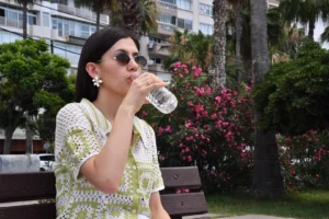 Mersin'de kavurucu sıcaklar nedeniyle sağlık uyarıları ve korunma yöntemleri.