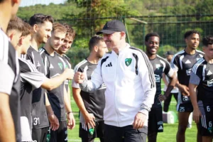 Kocaeli Büyükşehir Belediye Başkanı Tahir Büyükakın, Kocaelispor kampını ziyaret ederek futbolculara moral verdi.