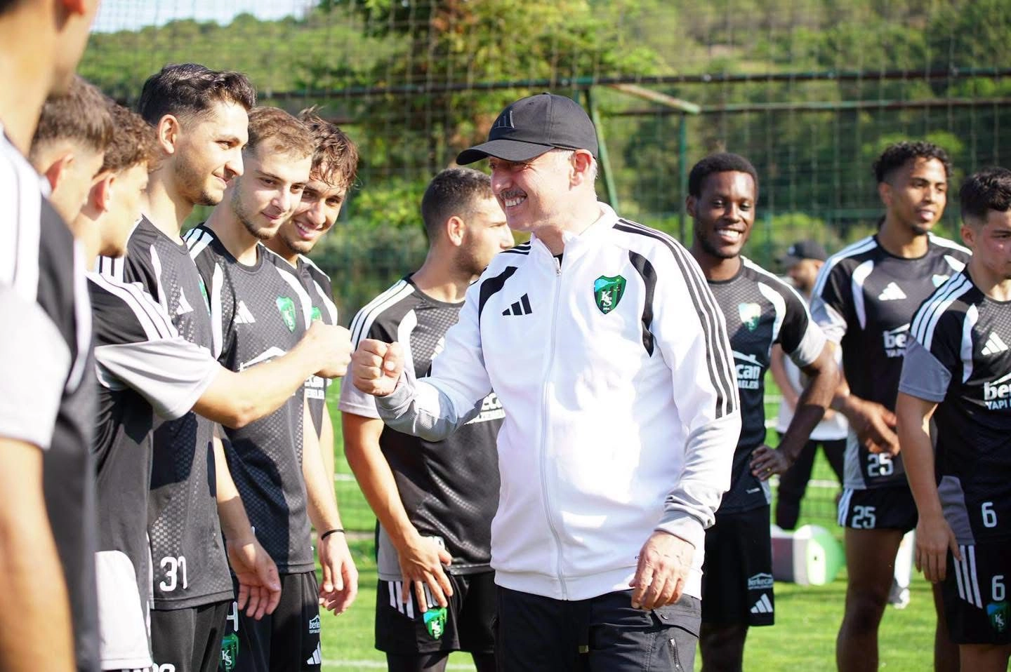 Kocaeli Büyükşehir Belediye Başkanı Tahir Büyükakın, Kocaelispor kampını ziyaret ederek futbolculara moral verdi.