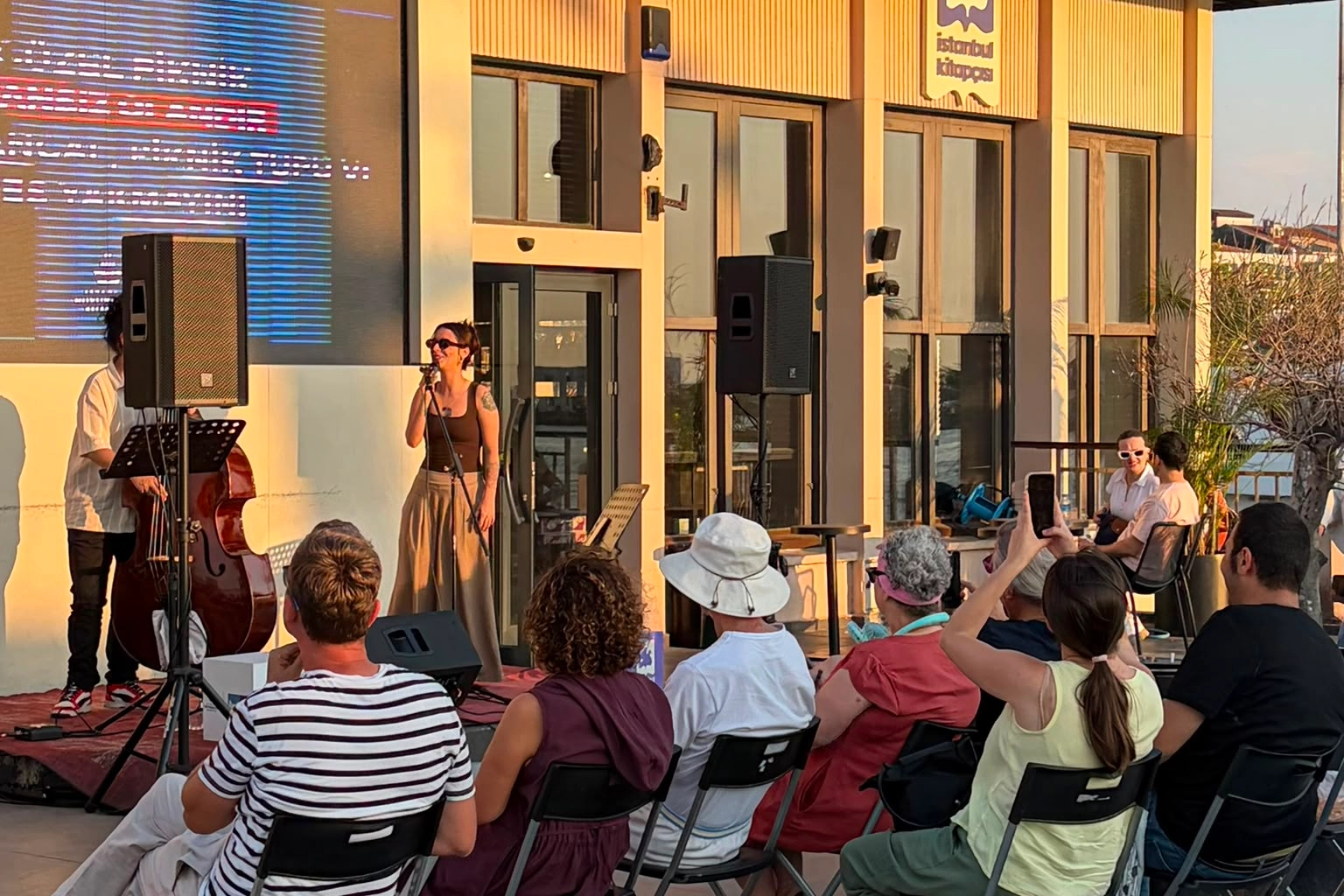 İstanbul'da Terasta Caz konserleri devam ediyor, müzikseverler keyifli bir akşam geçiriyor.