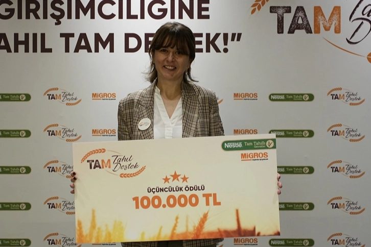 Doç. Dr. Ümmügülsüm Zor, atık meyveleri katma değerli hammaddelere dönüştüren Ecohub Kimya ve Biyoteknoloji'nin kurucusu.