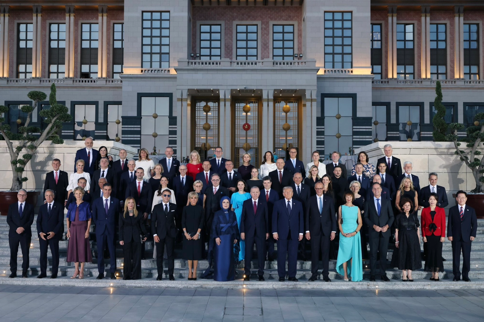 Cumhurbaşkanı Erdoğan NATO Zirvesi'nde savunma iş birliği ve bölgesel barış konularını görüştü