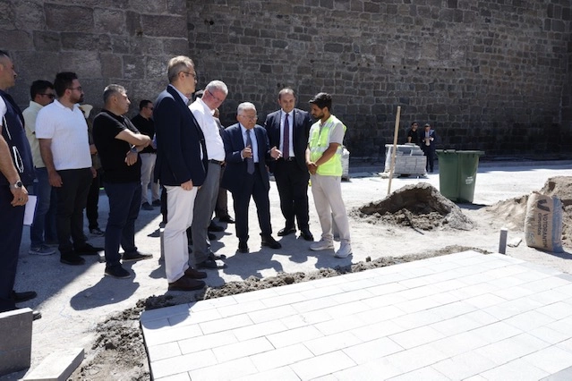 Kayseri Cumhuriyet Meydanı'nda devam eden yenileme ve modernizasyon çalışmaları