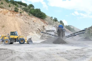 Malatya Büyükşehir Belediyesi'nin kırsal yollar için kurduğu mobil konkasör tesisi.