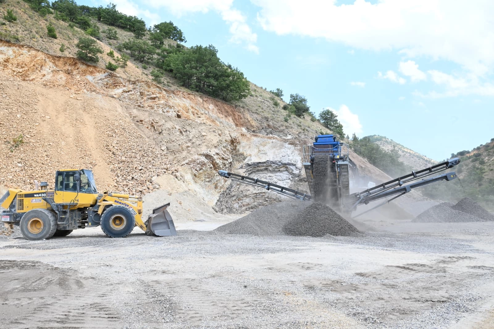 Malatya Büyükşehir Belediyesi'nin kırsal yollar için kurduğu mobil konkasör tesisi.