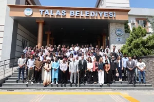 Talas Belediye Başkanı Mustafa Yalçın, Erciyes Üniversitesi TÖMER'de Türkçe öğrenen yabancı öğrencilerle bir araya geldi.