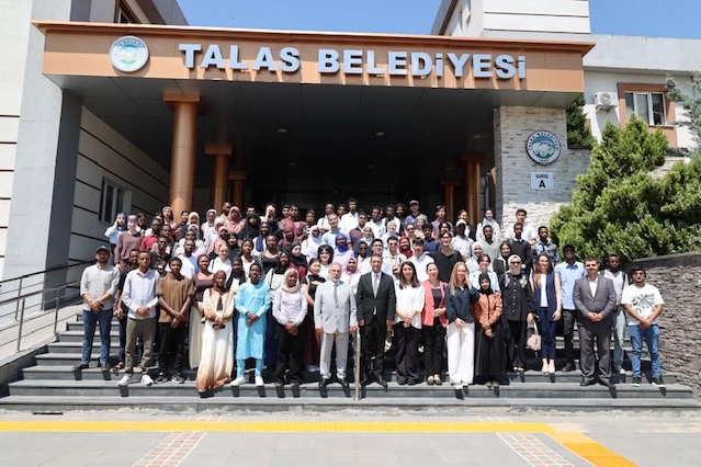 Talas Belediye Başkanı Mustafa Yalçın, Erciyes Üniversitesi TÖMER'de Türkçe öğrenen yabancı öğrencilerle bir araya geldi.