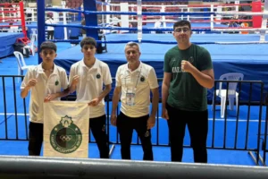 Karatay Belediyesporlu sporcular Ahmet Hakan Göksel ve Uğur Ali Göksel kick boks şampiyonasında kazandıkları madalyalarla seviniyor