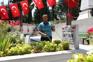 Gebze'de mezarlık ve şehitliklerde yapılan bakım ve temizlik çalışmaları