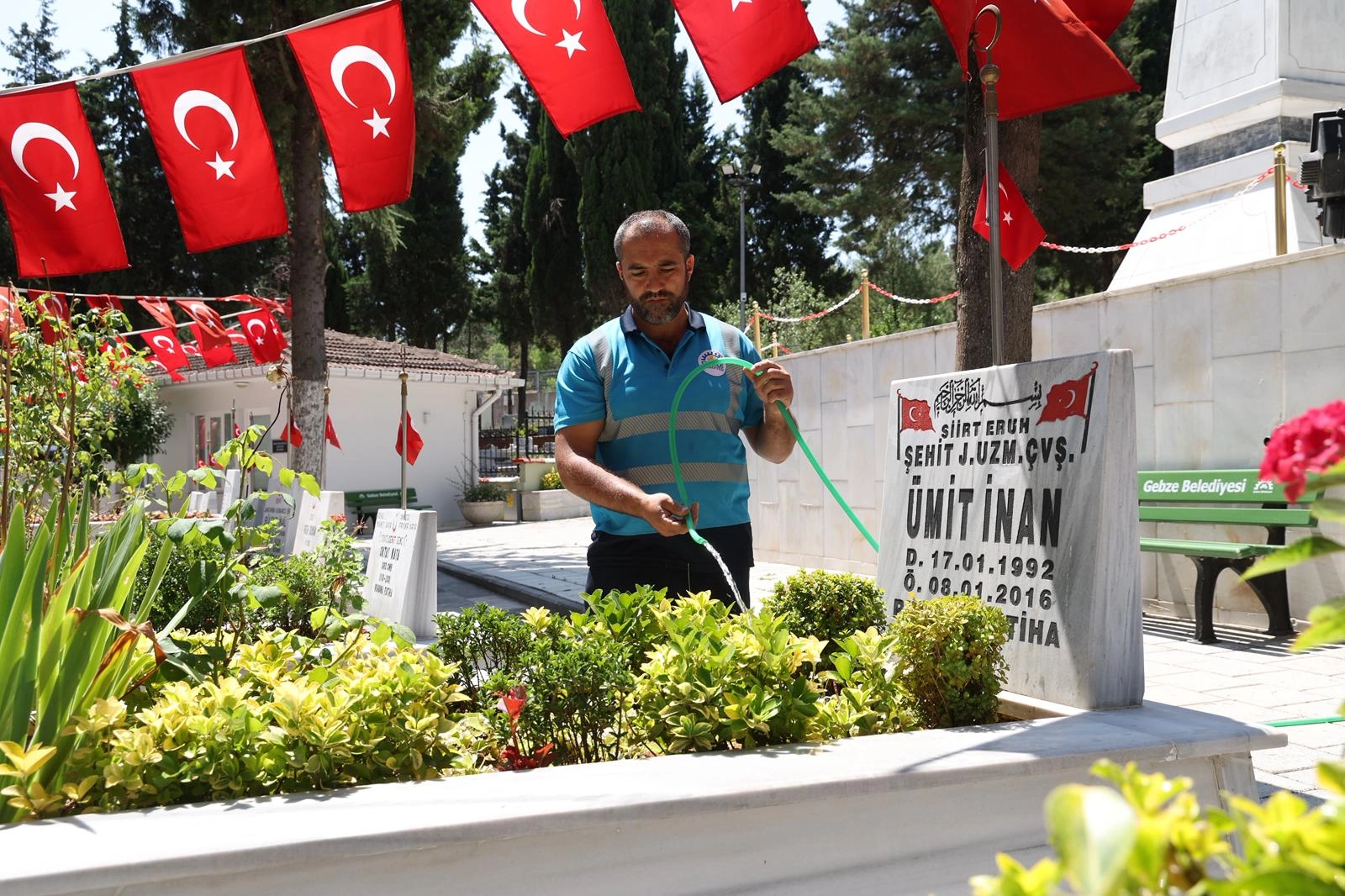 Gebze'de mezarlık ve şehitliklerde yapılan bakım ve temizlik çalışmaları