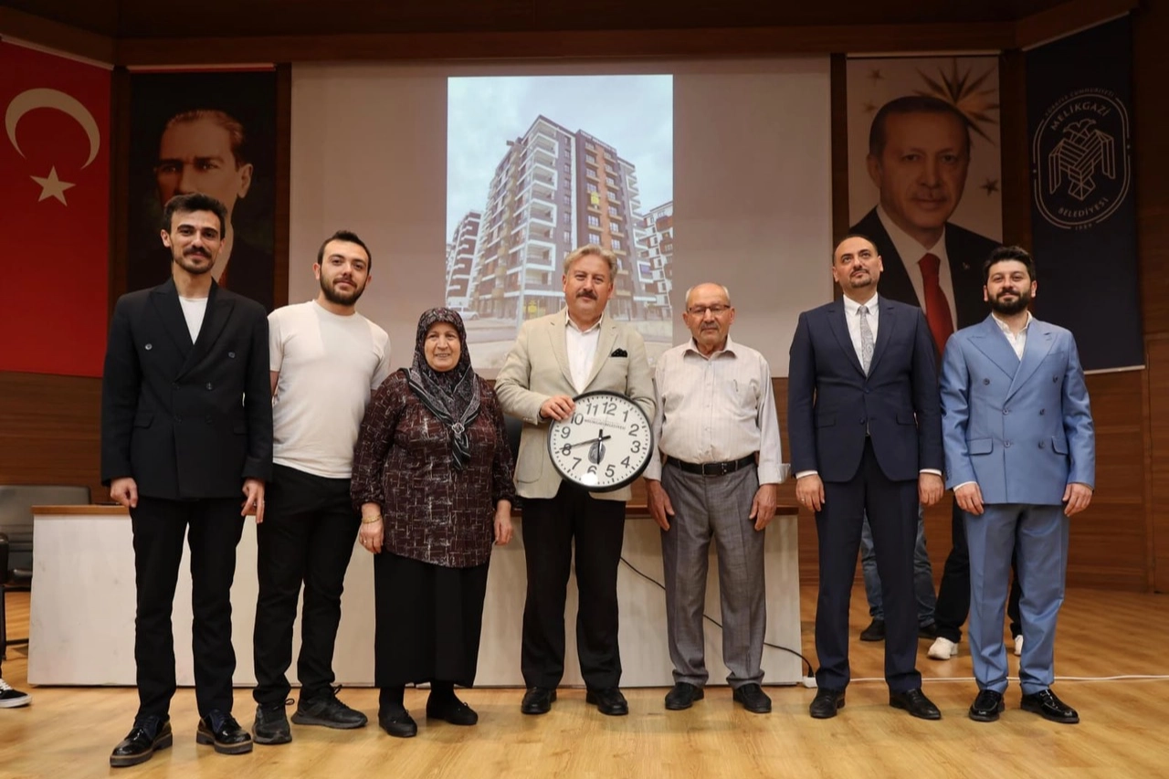 Melikgazi Belediyesi Battalgazi Mahallesi kentsel dönüşüm projesi kapsamında daire teslim töreni