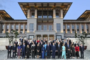 Cumhurbaşkanı Erdoğan ve eşi Emine Erdoğan, NATO zirvesine katılan liderleri ve eşlerini Cumhurbaşkanlığı Külliyesi'nde ağırladı.
