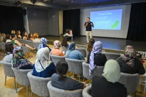 Bornova'da düzenlenen çocuk eğitimi panelinde uzmanlar konuştu