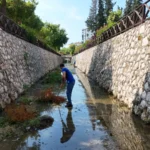 Antalya Konyaaltı'nda yaz öncesi yağmur suyu kanallarında yapılan kapsamlı temizlik çalışması