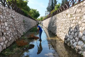 Antalya Konyaaltı'nda yaz öncesi yağmur suyu kanallarında yapılan kapsamlı temizlik çalışması