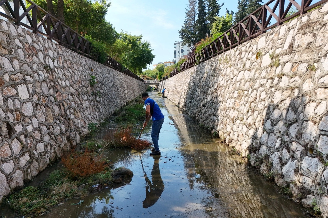 Antalya Konyaaltı'nda yaz öncesi yağmur suyu kanallarında yapılan kapsamlı temizlik çalışması