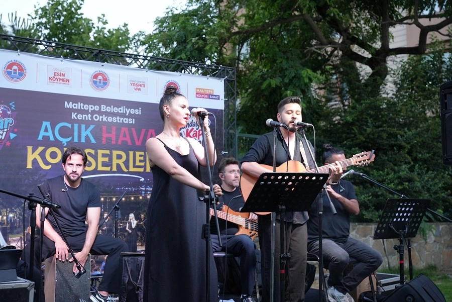 Maltepe'de 90'lar temalı açık hava konseri