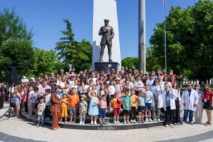 Saray Belediyesi Yaz Atölyeleri öğrencileri tişört ve şapka dağıtımı