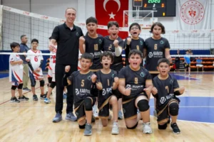 Karatay Belediyespor U11 Erkek Voleybol Takımı namağlup şampiyon kupasını kaldırıyor