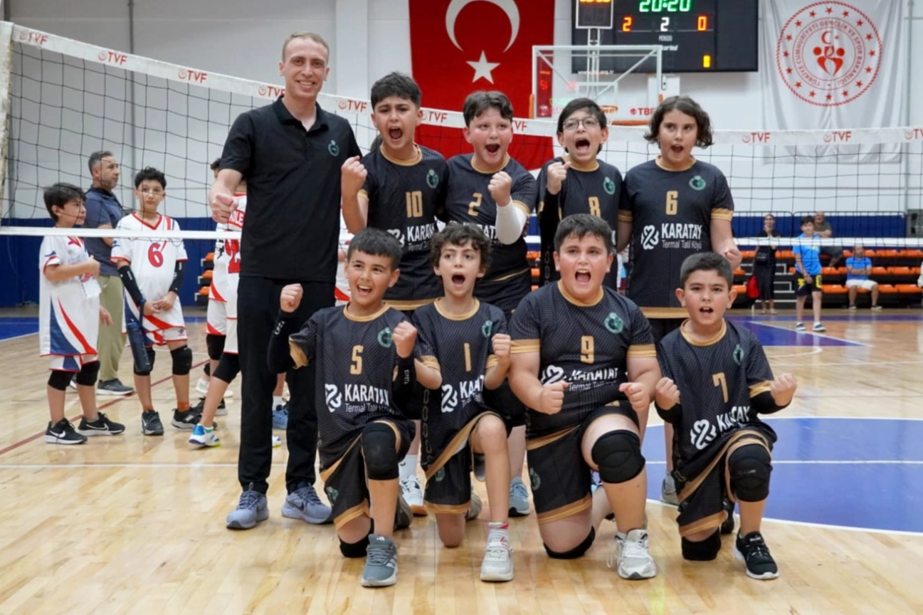 Karatay Belediyespor U11 Erkek Voleybol Takımı namağlup şampiyon kupasını kaldırıyor