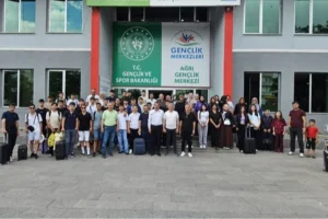 Ağrı'dan gençlerin Mersin ve Kırşehir'deki gençlik kamplarına uğurlanması