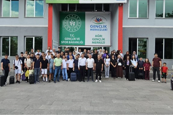 Ağrı'dan gençlerin Mersin ve Kırşehir'deki gençlik kamplarına uğurlanması
