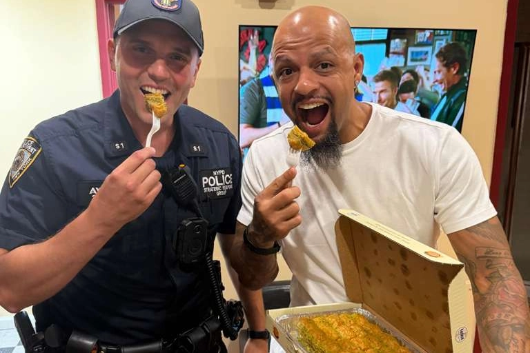 Felipe Melo'ya Türk baklavası ikram eden dedektif