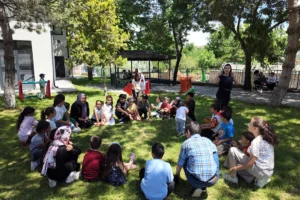 Talas'ta mobil kütüphane etkinliğinde kitap okuyan ve oyun oynayan çocuklar