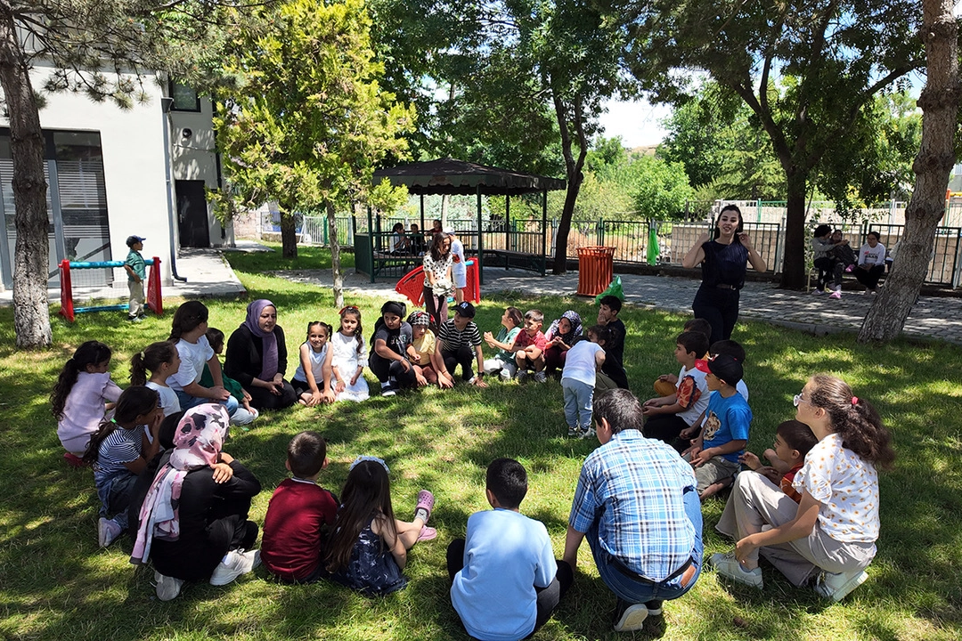 Talas'ta mobil kütüphane etkinliğinde kitap okuyan ve oyun oynayan çocuklar