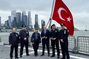 NYPD'deki Türk kökenli polisler Oruç Reis gemisini New York'ta ziyaret etti.